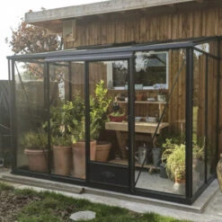 Serre Adossée LUXIA 8,4m² H232cm En Aluminium Laqué Et Verre Trempé 4mm + Embase Incluse - Lams -Jardin Serre Boutique serre adossee luxia 84m h232cm en aluminium laque et verre trempe 4mm embase incluse lams 1